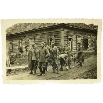 Foto con los prisioneros de guerra de Rusia en 1941. Espenlaub militaria